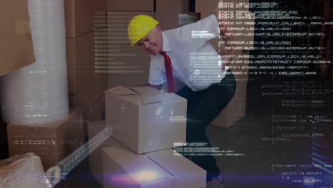 hombre poniendo una caja abajo y lastimando su espalda