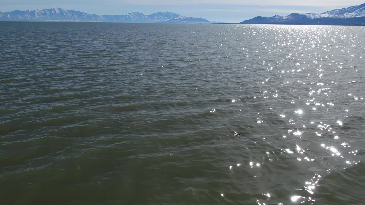 멋진 유타 호수 위로 태양이 반사되는 아름다운 공중 전망