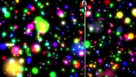 animación de luces coloridas brillantes sobre el micrófono con sombrero de navidad en un fondo oscuro