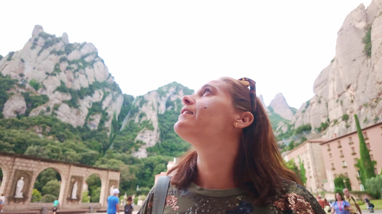 Donna turista meravigliata che ammira il monte Montserrat in Spagna
