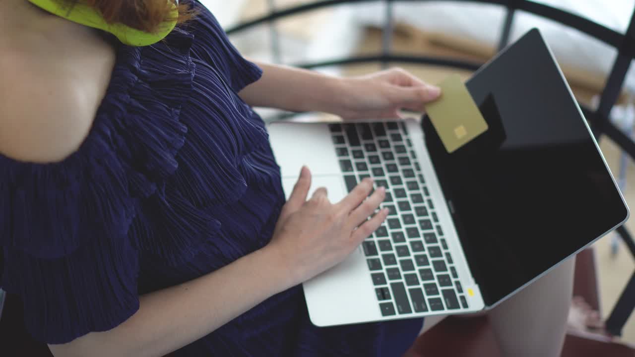 joven asiática alegre que usa una computadora portátil para comprar en línea con tarjeta de crédito mientras está sentada en casa. estilo de vida comercio electrónico y pago.