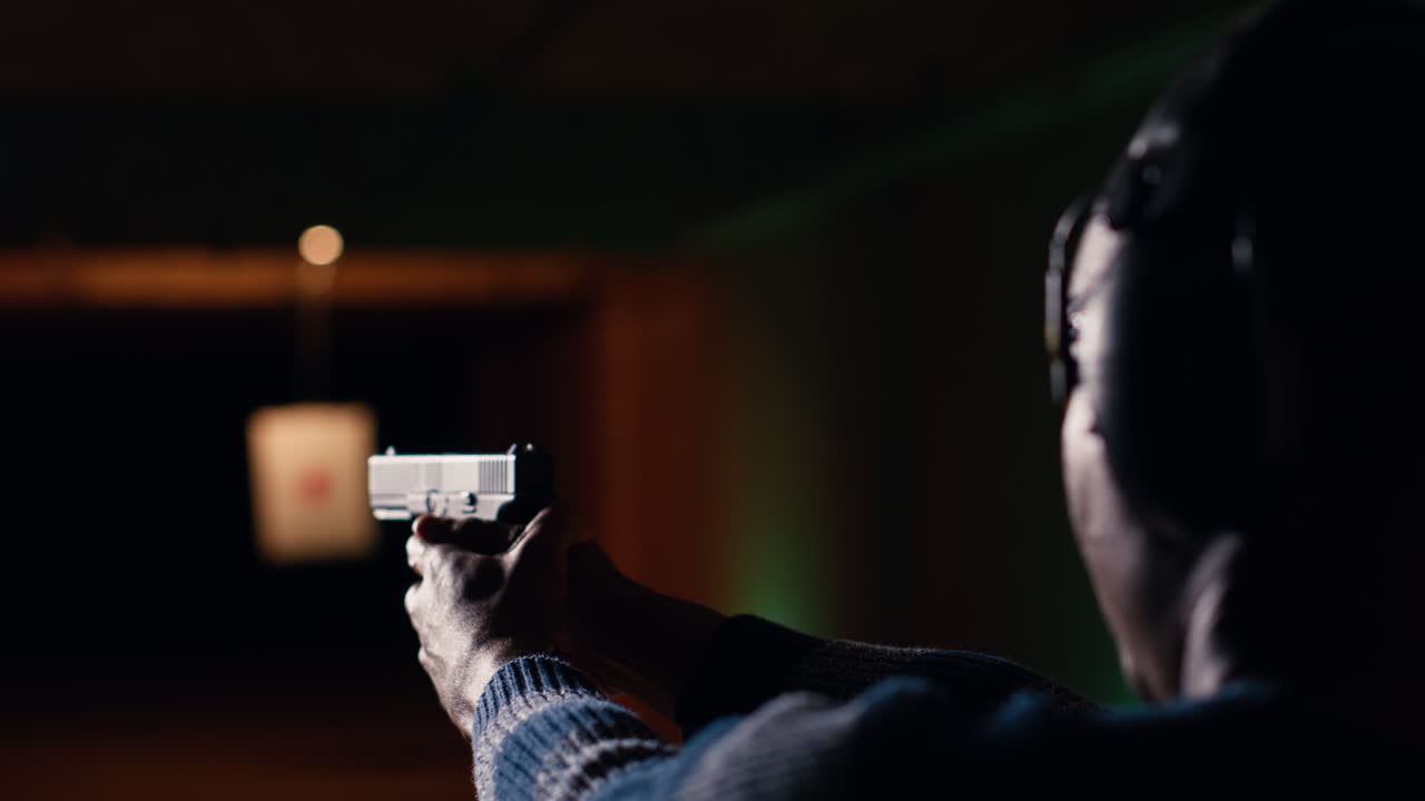 persona cargando cargador de municiones de pistola durante la práctica de armas de fuego