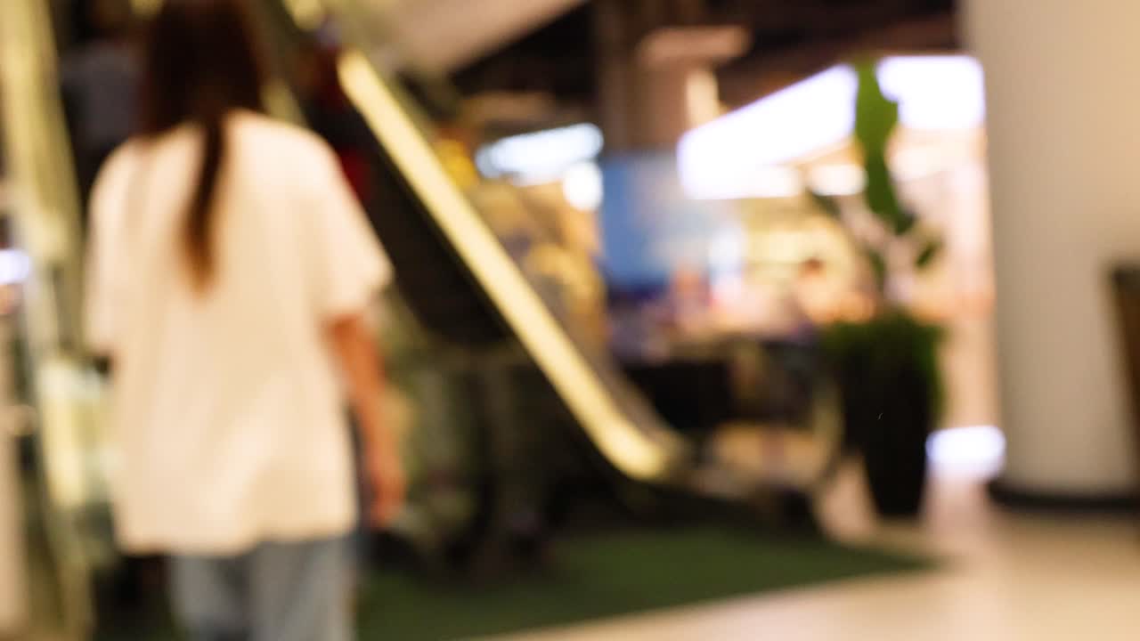 쇼핑객 들 이 바쁜 방 쇼핑몰 에서 에스컬레이터 를 오르고 있다