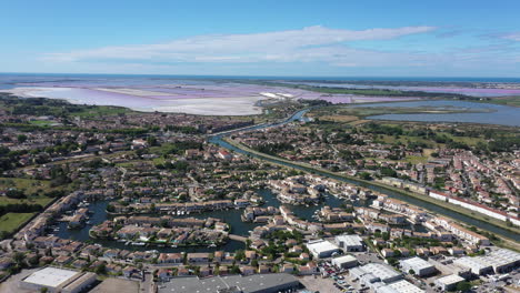 Gran-Vista-Aérea-Sobre-El-Puerto-Deportivo-De-Aigues-mortes-Con-Salinas-En-El-Fondo-Soleado