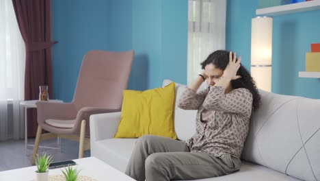 mujer joven con problemas familiares.