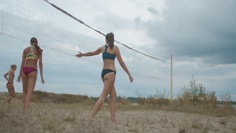 Mujeres-Jóvenes-Juegan-Voleibol-De-Playa-En-Una-Cancha-De-Arena,-Dos-Equipos-Discuten-Y-Maldicen