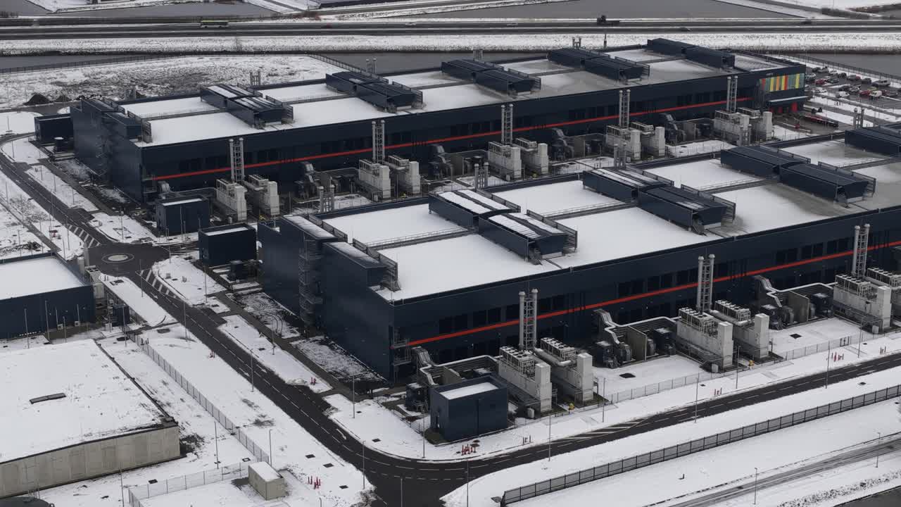 Dronevideo i luften af et stort computer- og datacenteranlæg om vinteren, der viser telekommunikationsinfrastruktur, serversystemer og digitale højekapacitetsoperationer