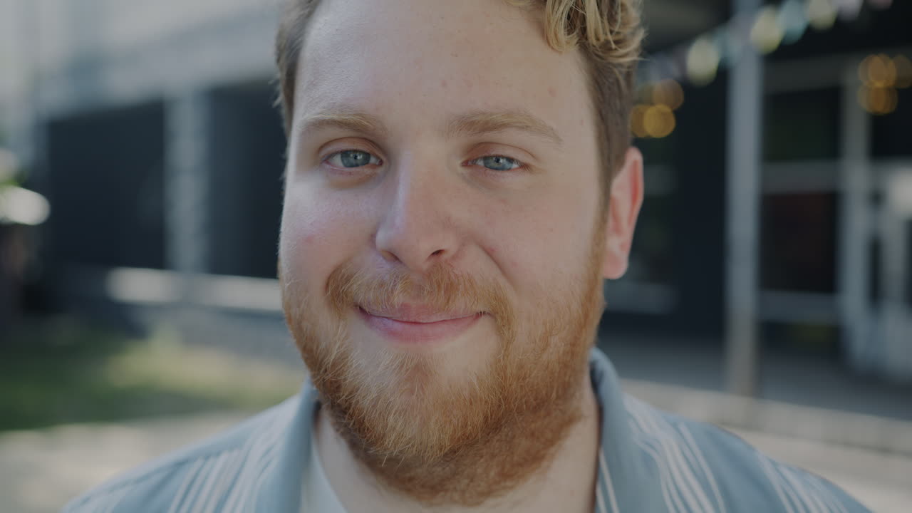 미소 짓는 남자 초상화