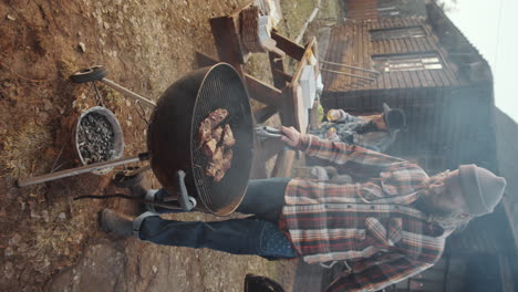 Hombre-Asando-Carne-Al-Aire-Libre