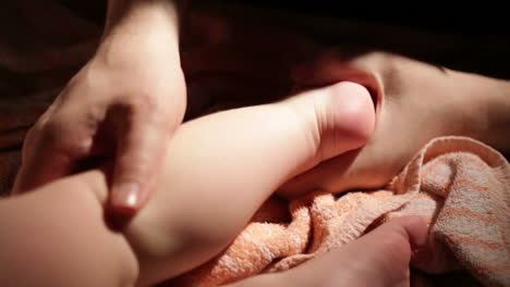 el padre masajea los pies del niño