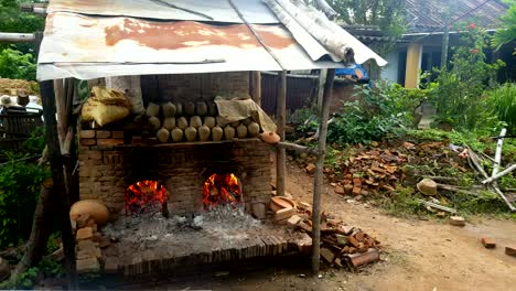 llamas de fuego en un antiguo horno diseñado para quemar vajilla