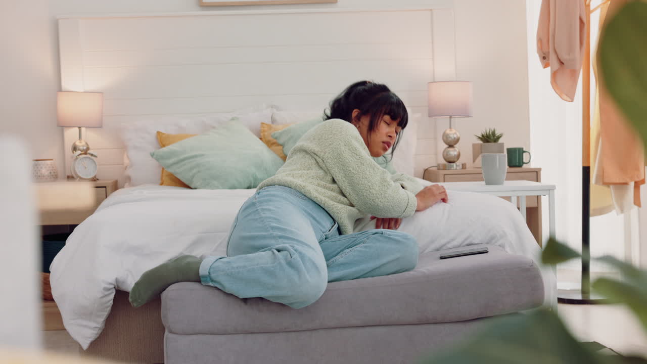 스트레스, 전화 통화, 침실에 있는 슬픈 여자