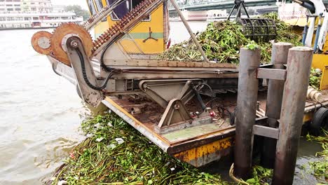 barco quitando escombros del río bangkok