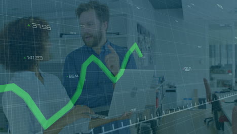 animación de gráficos de datos financieros sobre personas de negocios discutiendo en la oficina