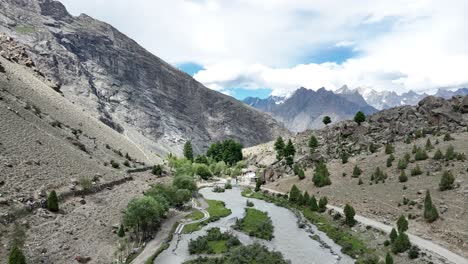 Drohnenaufnahme-Des-Basho-Tals-In-Skardu-Mit-Blick-Auf-Berge-Und-Bäume-Im-Tal