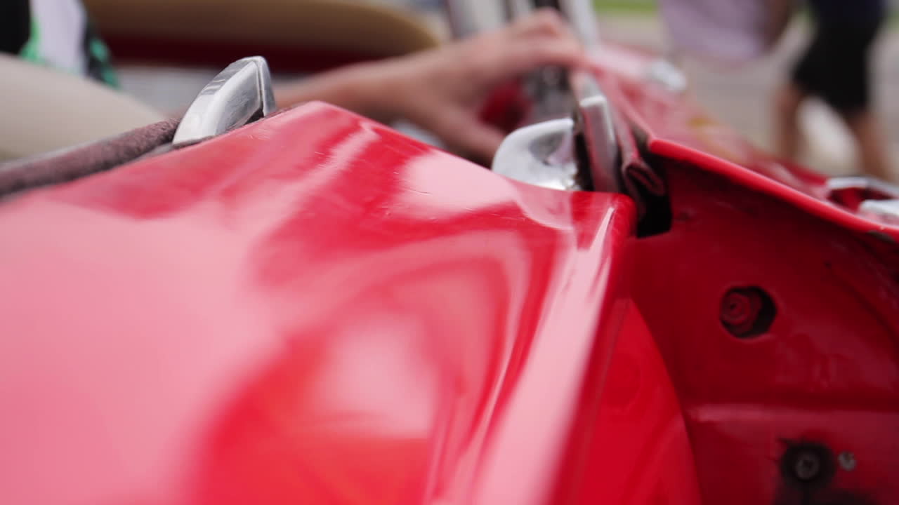 Un primer plano de un coche rojo