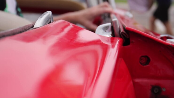 Un primer plano de un coche rojo