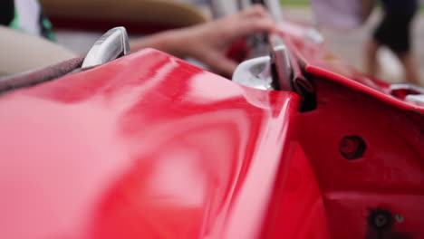 un primer plano de un coche rojo