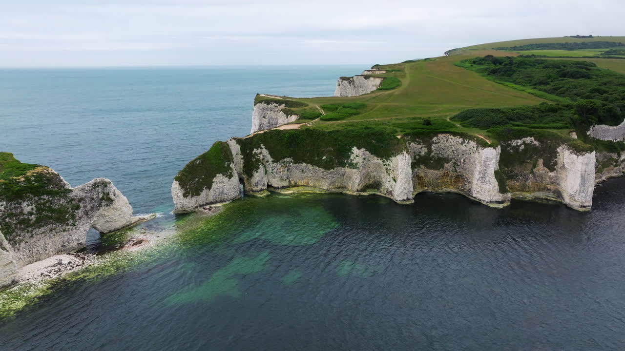 Letecký pohled na Old Harry Rocks se Stackem a Stumpem u kanálu La Manche v Anglii
