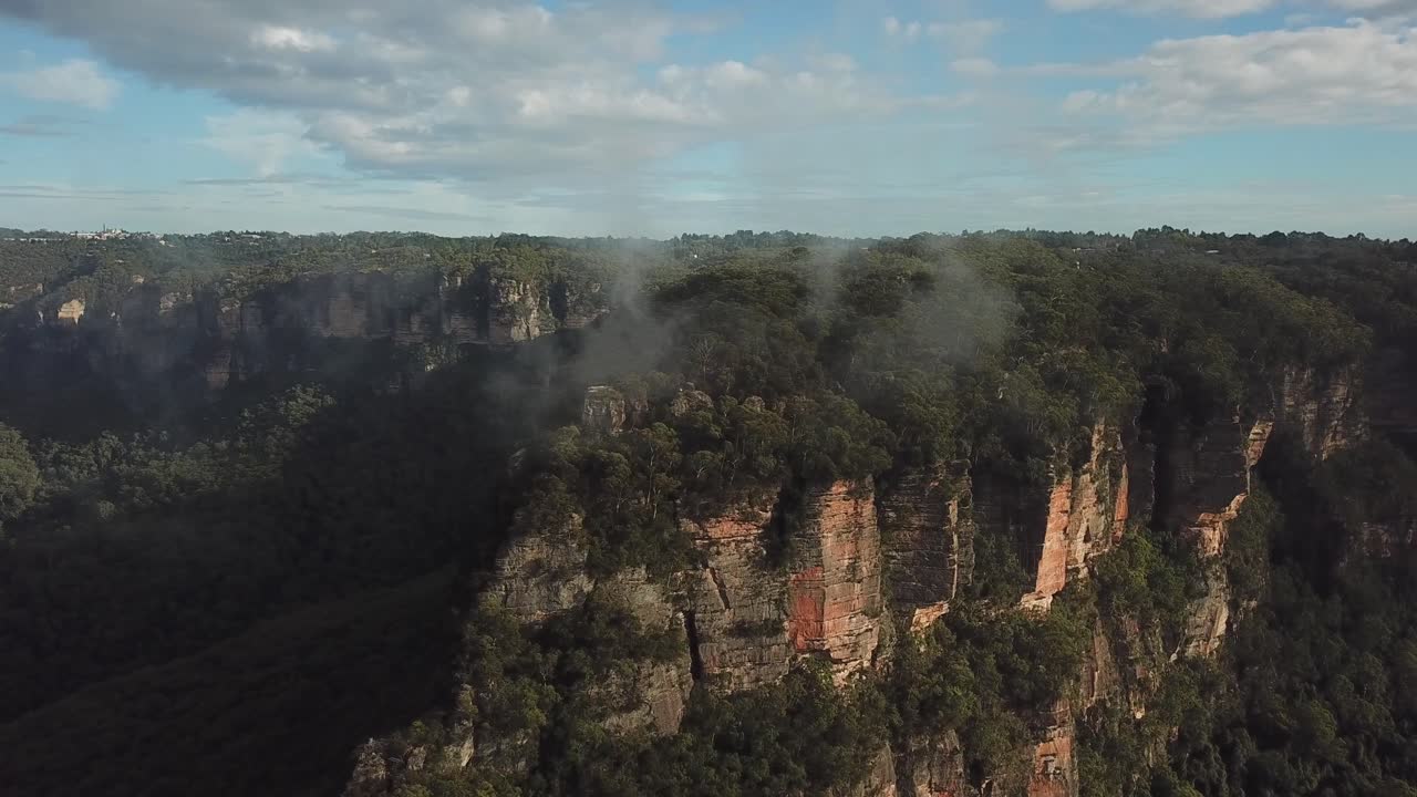 Aerea: Ripresa con drone che scende tra le nuvole verso Sublime Point poco dopo l'alba, nelle Blue Mountains, Nuovo Galles del Sud