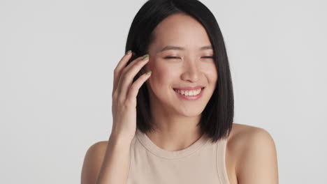 카메라 앞에서 미소 짓는 아시아 여성.