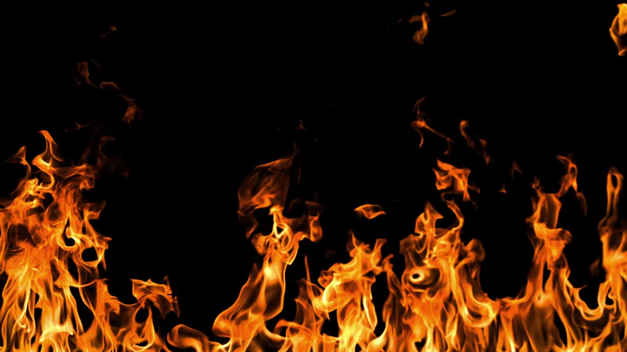 cámara lenta llama de fuego real aislada en fondo negro 4k, elemento de video para vfx