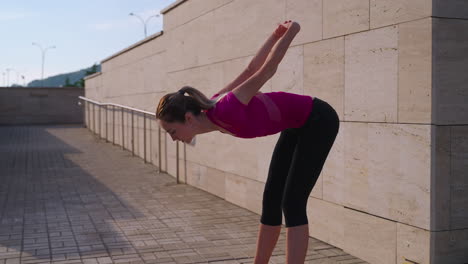 mujer estirándose al aire libre