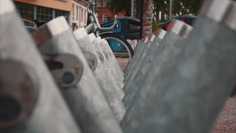 Una-Toma-De-Enfoque-En-Cámara-Lenta-De-Candados-De-Bicicleta-En-La-Ciudad