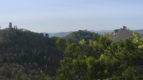 Blick-Auf-Drei-Burgen-Nebeneinander-Im-Pfälzer-Wald