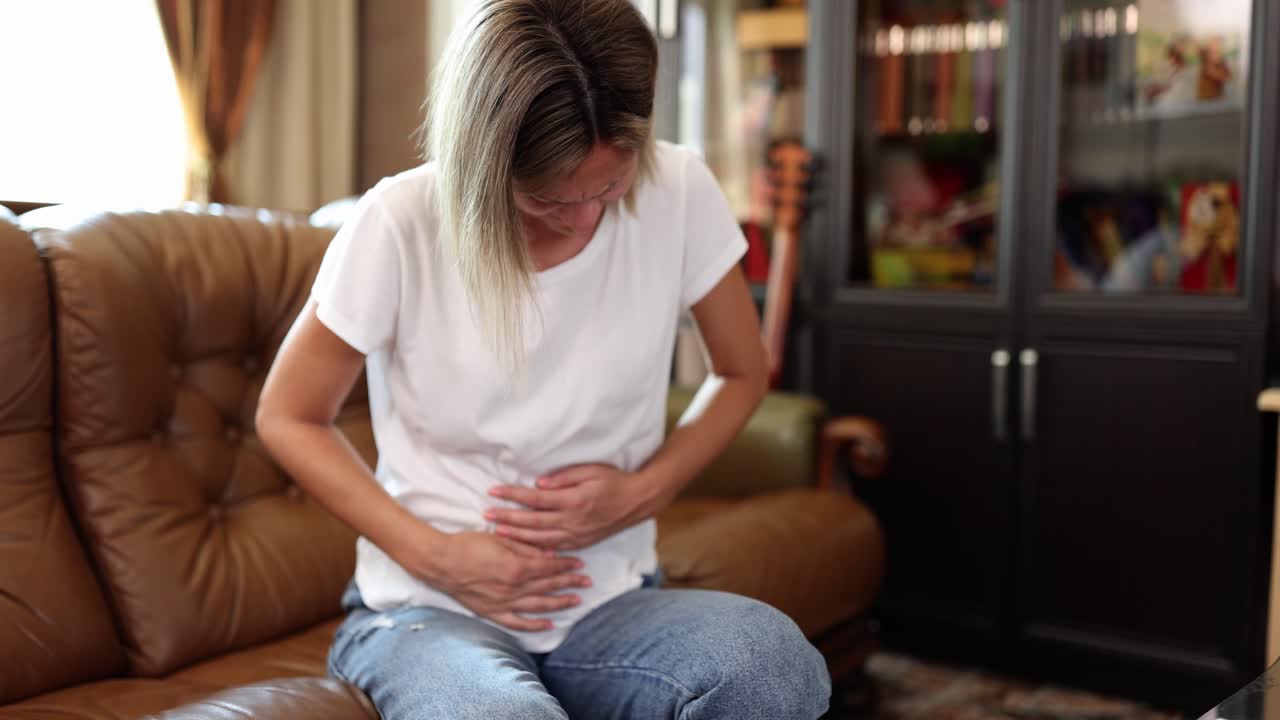 Donna con dolori allo stomaco
