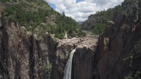 Toma-Aérea-De-La-Parte-Superior-De-La-Cascada-Basaseachi-En-El-Cañón-Candamena,-Chihuahua