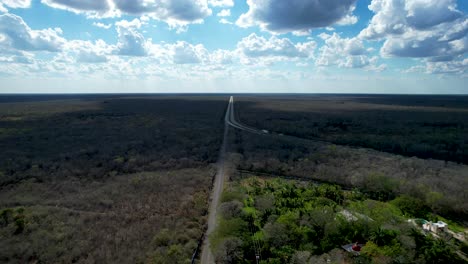 fotografía aérea de una carretera en medio de la jungla de yucatán, méxico