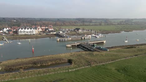 Colne-Tide-Barrier-Wivenhoe,-England-4k-drohnenaufnahmen-Niedriger-Standpunkt