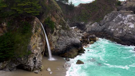 Mcway-Falls,-Der-California-Pacific-Coast-Highway-Im-Zeitigen-Frühjahr