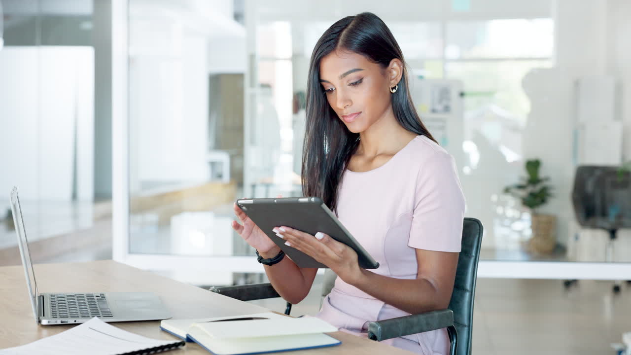 una joven pasante mirando