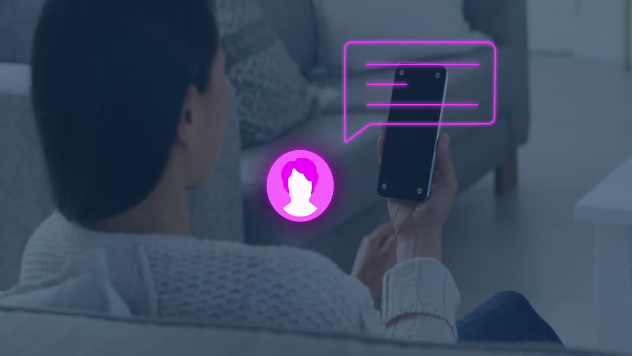 Animazione di icone di social media e elaborazione dati su una donna che usa uno smartphone.