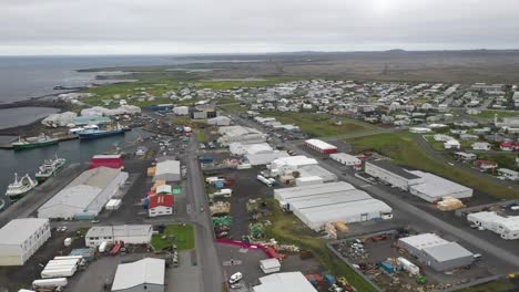 grindavik, ciudad de islandia en 2022 con un video de avión no tripulado que se mueve hacia abajo