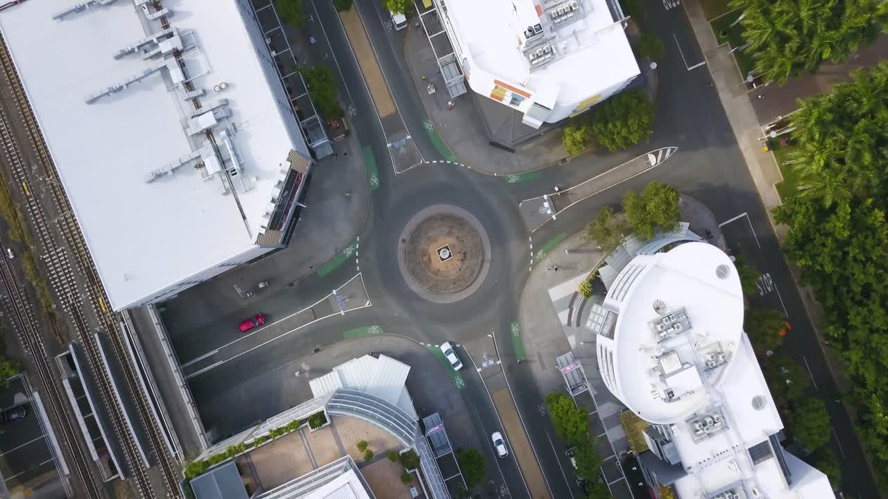 vista angular por encima de la rotonda del círculo de tráfico en el suburbio de brisbane, australia