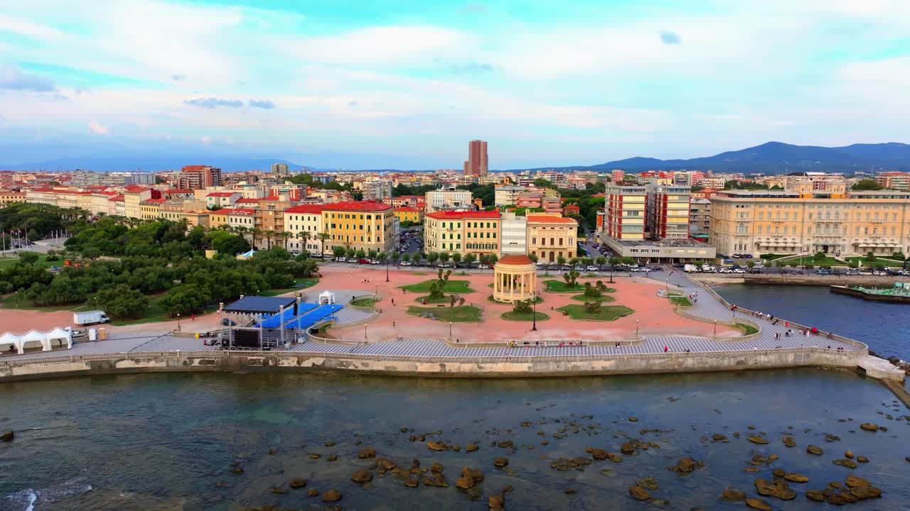 Orbita parziale che guarda dal mare verso la Terrazza Mascagni costiera vicino al tramonto a Livorno, Italia, durante un tramonto con mare calmo.