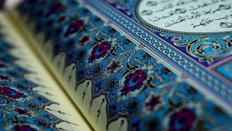 święty koran z arabską kaligrafią oznaczający al-qur'an, islamskie tło.