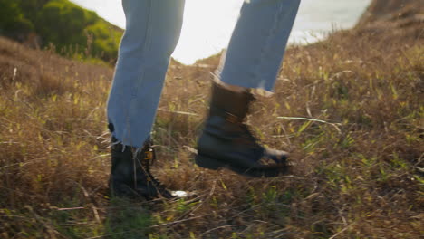 mujer caminando pies paisaje de la naturaleza primer plano. dama desconocida pisando la costa