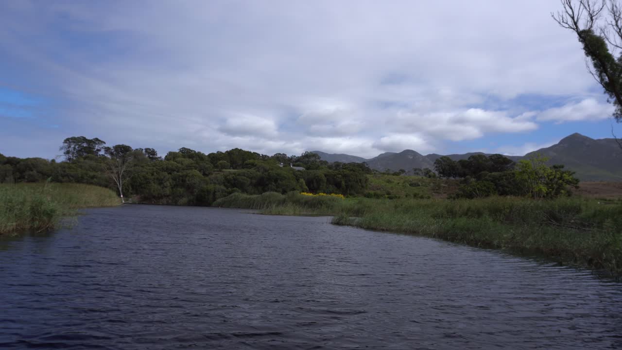 crucero en barco a través de la hermosa naturaleza en el río sudafricano, hermanus