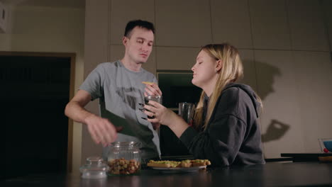 una pareja desayunando en la cocina.
