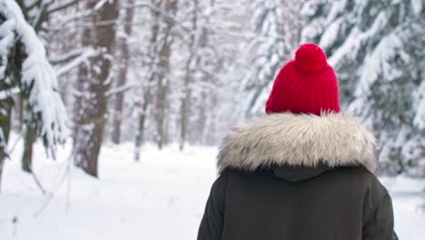 mujer sonriente en el bosque de invierno