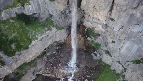 drone up shot de cascada almenbachfall berner oberland suiza drone vuelo