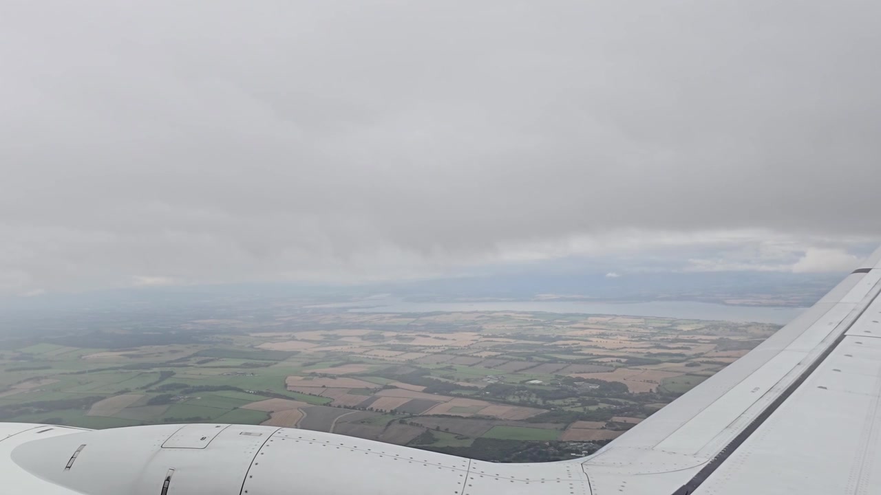 Fly stiger op i lave skyer over landbrugsjord nær Edinburgh efter start