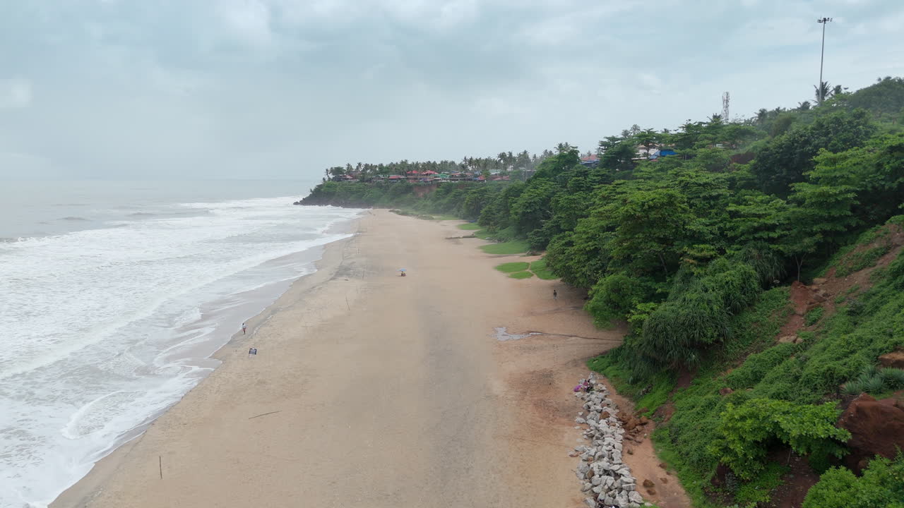 Pobřeží útesové pláže Varkala, pohled dronem na pláž Varkala z vrcholu útesu, známé také jako pláž Papanasham, Thiruvananthapuram, Kerala, Indie