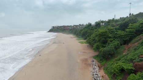 Costa-De-La-Playa-Del-Acantilado-De-Varkala,-Vista-De-Drones-De-La-Playa-De-Varkala-Desde-La-Cima-Del-Acantilado-También-Conocida-Como-Playa-De-Papanasham,-Thiruvananthapuram,-Kerala,-India