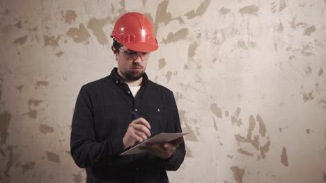 trabajador de la construcción revisando un documento en un sitio de construcción