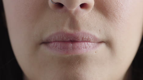 primer plano de una joven mujer caucásica boca suave labios sanos piel perfecta